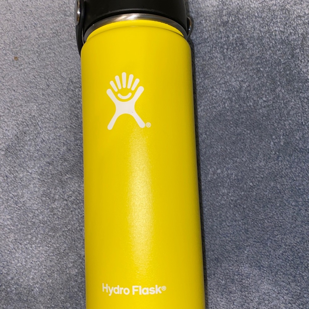 BRIGHT YELLOW HYDROFLASK (18oz)